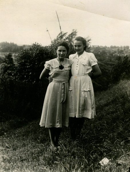 KKE 4565.jpg - Maria i Weronika Wojnicz, Wilno – ul. Majowa, 1956 r.
